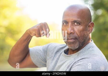 Un Afro-américain mature qui excelle son muscle biceps. Banque D'Images