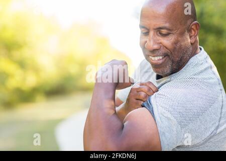 Un Afro-américain mature qui excelle son muscle biceps. Banque D'Images