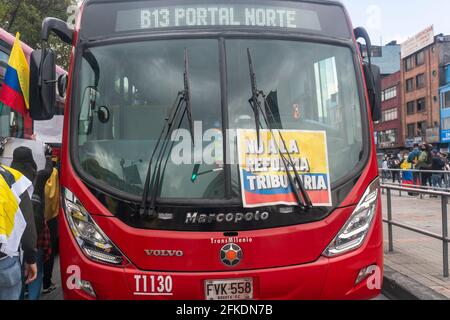 Dans un bus de transport public, ils ont mis en place une affiche qui dit « non à la réforme fiscale ». Le premier jour de la grève nationale pour le projet proposé par le n Banque D'Images