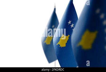 Petits drapeaux nationaux du Kosovo sur fond blanc Banque D'Images