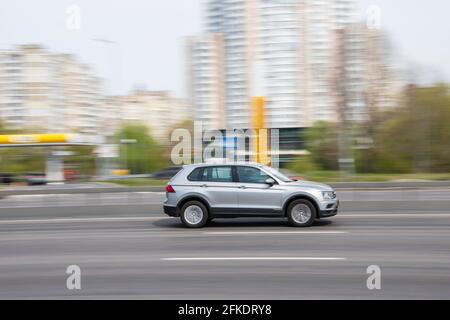 Ukraine, Kiev - 20 avril 2021 : la voiture blanche Volkswagen Tiguan se déplace dans la rue. Éditorial Banque D'Images