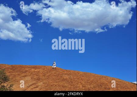 Les adorateurs africains qui mondent une colline rocheuse prient par temps clair avec le ciel bleu à Limpopo, en Afrique du Sud Banque D'Images