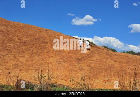 Les adorateurs africains qui mondent une colline rocheuse prient par temps clair avec le ciel bleu à Limpopo, en Afrique du Sud Banque D'Images