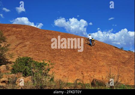 Les adorateurs africains qui mondent une colline rocheuse prient par temps clair avec le ciel bleu à Limpopo, en Afrique du Sud Banque D'Images