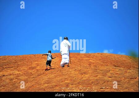 Les adorateurs africains qui mondent une colline rocheuse prient par temps clair avec le ciel bleu à Limpopo, en Afrique du Sud Banque D'Images