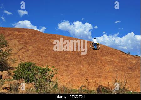 Les adorateurs africains qui mondent une colline rocheuse prient par temps clair avec le ciel bleu à Limpopo, en Afrique du Sud Banque D'Images