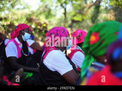 Les abatteuses de sel travaillant à l'ancienne usine de sel de Baleni à Limpopo, en Afrique du Sud Banque D'Images