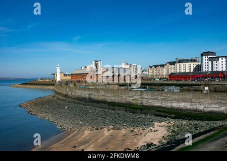 Newhaven Habour à l'extrémité ouest de Western Harbour Leith Docks Edinburgh Scotland avec phare à l'entrée du port et bateaux amarrés à marée basse Banque D'Images