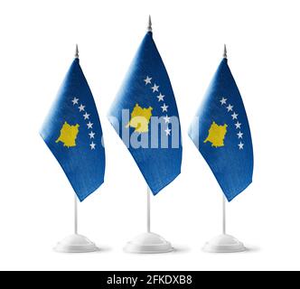 Petits drapeaux nationaux du Kosovo sur fond blanc Banque D'Images