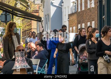 Une rue piétonne animée, Flask Walk, à Hampstead. Londres, Royaume-Uni Banque D'Images