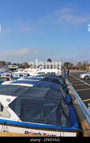 Location à la journée et location à long terme de bateaux dans un chantier naval avec parking dans les Norfolk Broads par la route A1151 à Wroxham, Norfolk, Angleterre, Royaume-Uni. Banque D'Images