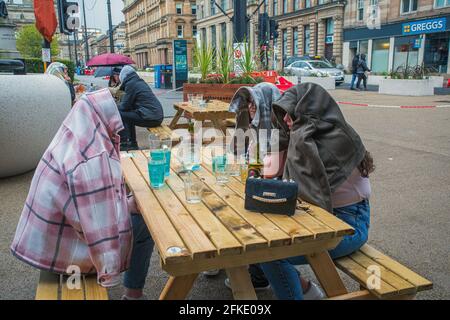 Groupe de jeunes qui boivent dans le centre-ville de Glasgow, en Écosse. Banque D'Images