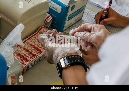 Manille. 1er mai 2021. Un agent de santé prépare une dose du vaccin Sinovac COVID-19 à Manille, aux Philippines, le 1er mai 2021. Crédit: Rouelle Umali/Xinhua/Alamy Live News Banque D'Images