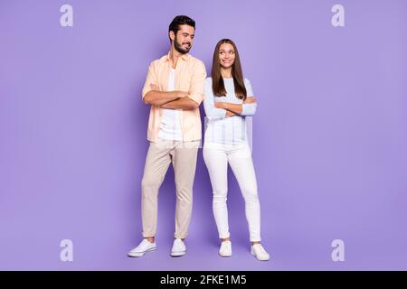 Photo pleine grandeur de l'homme heureux et femme couple look les autres bras repliés harmonie de bonne humeur isolée sur violet couleur de fond Banque D'Images