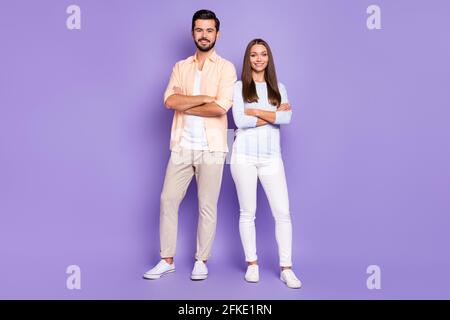 Photo pleine grandeur de couple heureux mains pliées bonne humeur porter un pantalon blanc beige isolé sur fond violet Banque D'Images