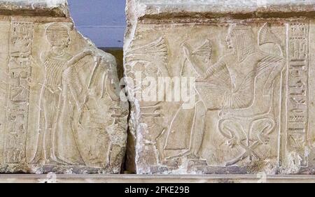 Le Caire, Musée égyptien, deux fragments de lintel de Hor : offrandes à la défunte. Banque D'Images