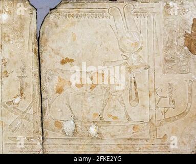 Le Caire, Musée égyptien, relief de la tombe de Maya, Nouveau Royaume, Saqqara. La déesse Hathor, en tant que vache, est dans une barque, qui est dans un sanctuaire de traîneau. Banque D'Images