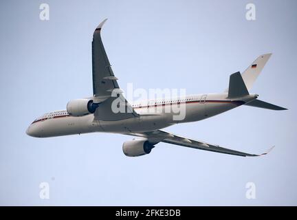 Cologne, Allemagne. 1er mai 2021. Un Airbus A350 de l'armée de l'air allemande, Kurt Schumacher, s'arrête à l'aéroport de Cologne/Bonn. L'avion de la Luftwaffe a pris le décollage avec du matériel d'aide pour l'Inde, qui a été frappée par une vague particulièrement mauvaise de Corona. Credit: Oliver Berg/dpa/Alay Live News Banque D'Images