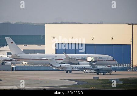 Cologne, Allemagne. 1er mai 2021. Un Airbus Bundeswehr A350 « Kurt Schumacher » de l'armée de l'air allemande se trouve devant le hangar, derrière de petits avions à l'aéroport de Cologne/Bonn. L'avion de la Luftwaffe a pris le décollage avec du matériel d'aide pour l'Inde, qui a été frappée par une vague particulièrement mauvaise de Corona. Credit: Oliver Berg/dpa/Alay Live News Banque D'Images