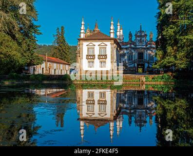 Mateus, près de Vila Real, district de Vila Real, Portugal. Casa de Mateus. Façade du manoir vue de l'autre côté de la piscine réfléchissante. Banque D'Images