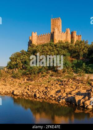 Castelo de Almourol ou Château d'Almourol, Portugal. Ce château des Templiers du XIIe siècle se trouve sur une petite île au milieu du Tage. Banque D'Images