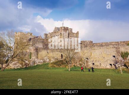 Cahir, comté de Tipperary, République d'Irlande. Eire. Personnes se promenant près du château du XIIIe siècle. Banque D'Images