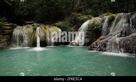 Belle cascade dans la forêt tropicale. Cascade dans la jungle tropicale de montagne. Philippines, Mindanao. Banque D'Images