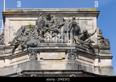 Unité et patriotisme (1901–4) par Henry Poole. Sculpture architecturale à l'hôtel de ville de Cardiff, pays de Galles, Royaume-Uni Banque D'Images