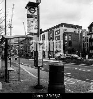 Kingston London, Royaume-Uni, avril 2021, arrêt d'autobus public et refuge sans personne pendant le verrouillage du coronavirus Covid-19 Banque D'Images