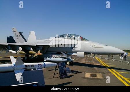 Boeing F/A-18F Super Hornet exposé avec des armes au Farnborough International Airshow 2006, Royaume-Uni. Missile AGM-88E missile guidé antiradiation Banque D'Images