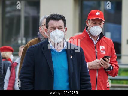 Berlin, Allemagne. 1er mai 2021. Hubertus Heil (SPD), ministre fédéral du travail et des Affaires sociales, participe au rassemblement du DGB le 1er mai avec des délégations des syndicats de Berlin sur Pariser Platz. Credit: Annette Riedl/dpa/Alay Live News Banque D'Images