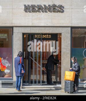 Les clients font la queue devant le magasin de luxe Hermes de New Bond Street, alors que les portes ouvrent pour affaires pendant le Covid LockDown QE, Londres, 30 avril 2021 Banque D'Images