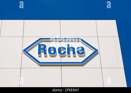 Rotkreuz, Zug, Suisse - 28 mars 2021 : panneau Roche devant le campus de Roche Diagnostics à Rotkreuz, Suisse. F. Hoffmann-la Roche AG i Banque D'Images