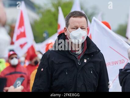 Berlin, Allemagne. 1er mai 2021. Klaus Lederer (Die Linke), sénateur berlinois de la Culture, participe au rassemblement du DGB le 1er mai avec des délégations des syndicats de Berlin sur Pariser Platz. Credit: Annette Riedl/dpa/Alay Live News Banque D'Images