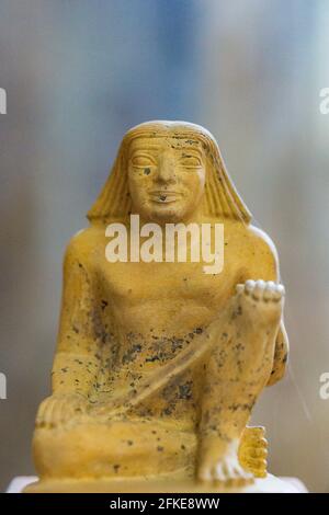 Le Caire, Musée égyptien, statuette d'Iby, en calcaire. Il est montré accroupi, comme un scribe, et il porte une perruque. Banque D'Images