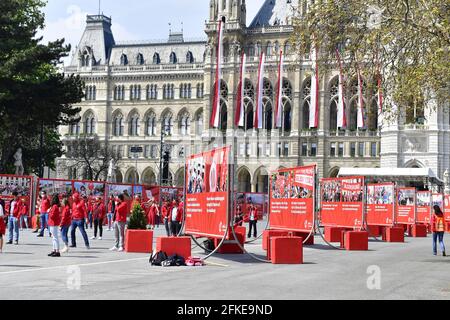 Vienne, Autriche. 1er mai 2021. Grande journée de démonstration le 1er mai à Vienne. La police s'attend également à plusieurs manifestations non enregistrées et sera en mesure de se départir de plusieurs rues du centre-ville de Vienne pour des raisons de sécurité. Événement du SPÖ (Parti social-démocrate autrichien) devant l'hôtel de ville de Vienne. Très petit à cause de corona. Credit: Franz PERC / Alamy Live News Banque D'Images