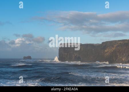 Vue depuis le cap Dyrholaey, Islande. Lever de soleil orageux. Banque D'Images