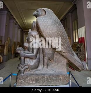 Le Caire, Musée égyptien, Ramses 2 comme enfant, protégé par le Dieu des faucon Horoun. Granit, de Tanis. Nom cryptographique du roi : Ra Mess Sou. Banque D'Images