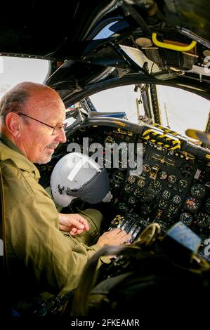 Le lieutenant de vaisseau Martin Withers dans un poste de pilotage Vulcan. Il a reçu le DFC pour sa part dans le bombardement de la piste de Port Stanley dans la guerre des Malouines Banque D'Images