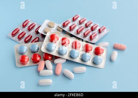 Assortiment de médecine pharmaceutique comprimés, comprimés et gélules sur fond bleu Banque D'Images