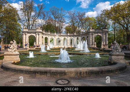 Figures de pierre ornent les Märchenbrunnen - une fontaine de contes - Volkspark Friedrichshain, Berlin Banque D'Images