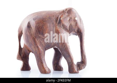 éléphant en bois isolé sur fond blanc Banque D'Images