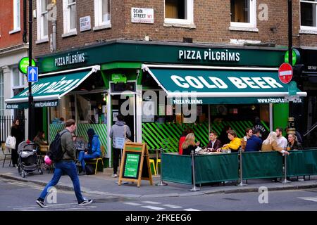 West End bars et restaurants s'ouvrant aux clients, et les dîneurs, après une pandémie, les restrictions sont lentement levées, Londres, Royaume-Uni Banque D'Images