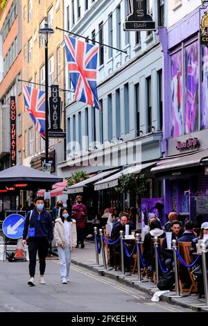 West End bars et restaurants s'ouvrant aux clients, et les dîneurs, après une pandémie, les restrictions sont lentement levées, Londres, Royaume-Uni Banque D'Images