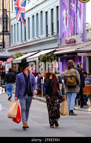 West End bars et restaurants s'ouvrant aux clients, et les dîneurs, après une pandémie, les restrictions sont lentement levées, Londres, Royaume-Uni Banque D'Images