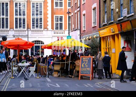 West End bars et restaurants s'ouvrant aux clients, et les dîneurs, après une pandémie, les restrictions sont lentement levées, Londres, Royaume-Uni Banque D'Images