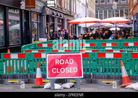 West End bars et restaurants s'ouvrant aux clients, et les dîneurs, après une pandémie, les restrictions sont lentement levées, Londres, Royaume-Uni Banque D'Images