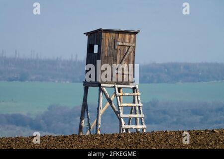 Tour de chasse en bois sur le terrain Banque D'Images