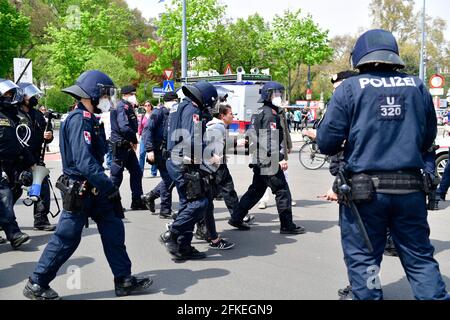 Vienne, Autriche. 1st mai 2021. Grande journée de démonstration sur 1 mai à Vienne. La police s'attend également à plusieurs manifestations non enregistrées et sera en mesure de quitter plusieurs rues du centre-ville de Vienne pour des raisons de sécurité. Credit: Franz PERC / Alamy Live News Banque D'Images