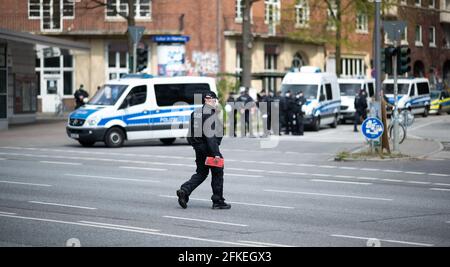 Hambourg, Allemagne. 1er mai 2021. Des policiers sont en service autour de la station de métro Emilienstraße. Credit: Daniel Reinhardt/dpa/Alay Live News Banque D'Images